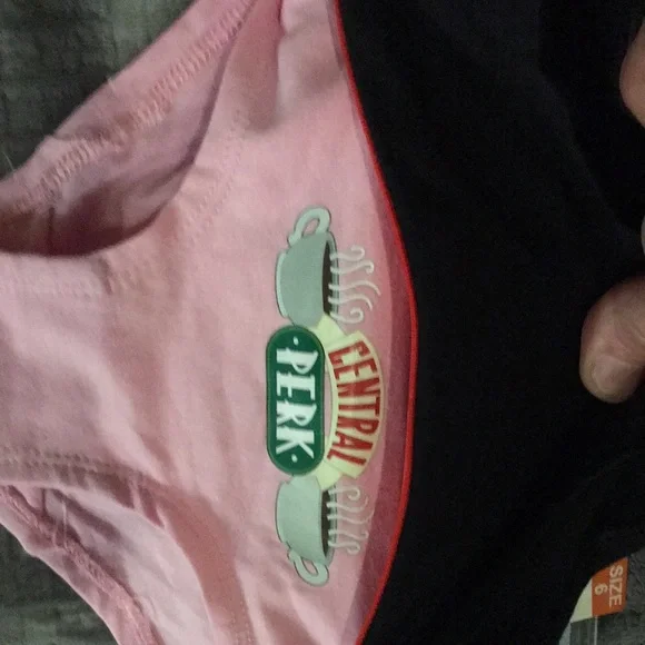 Friends 4 pack of briefs NWOT - Picture 2 of 7